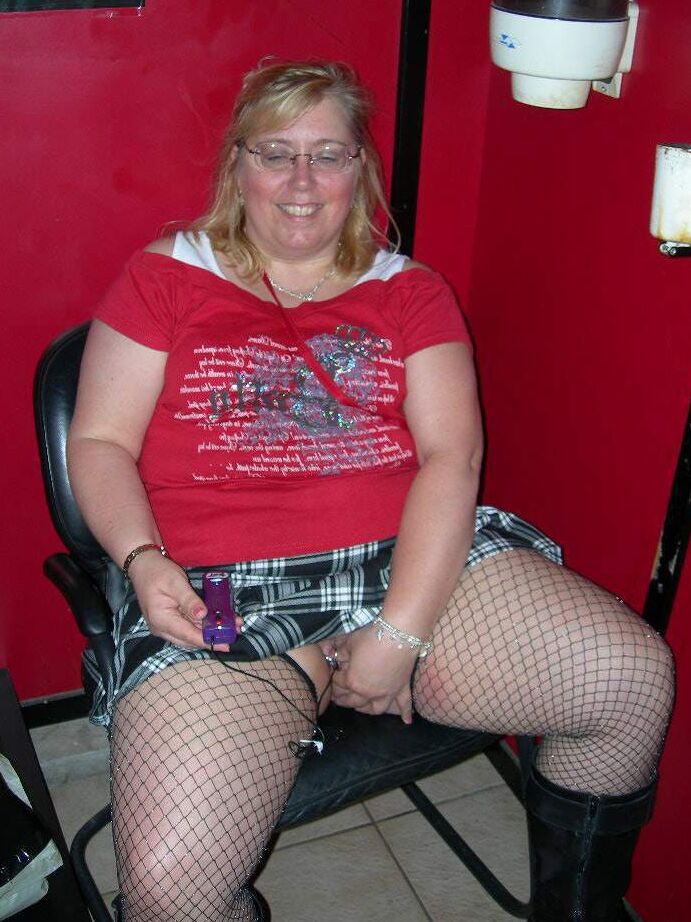 20P La gorda rubia británica Lexie Cummings se expone en público antes de masturbarse