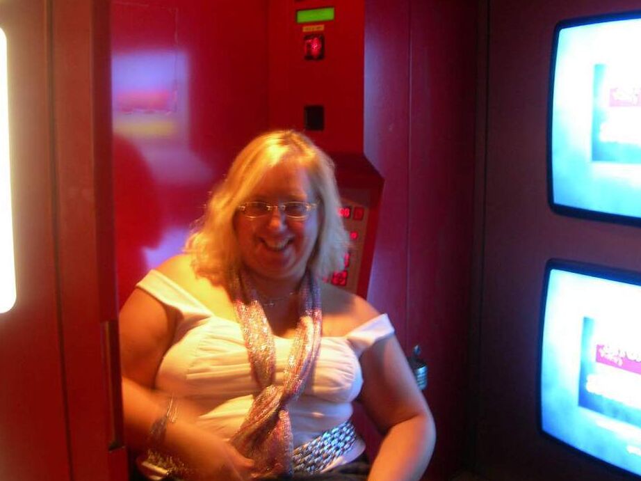 20P La gorda rubia británica Lexie Cummings se expone en público antes de masturbarse
