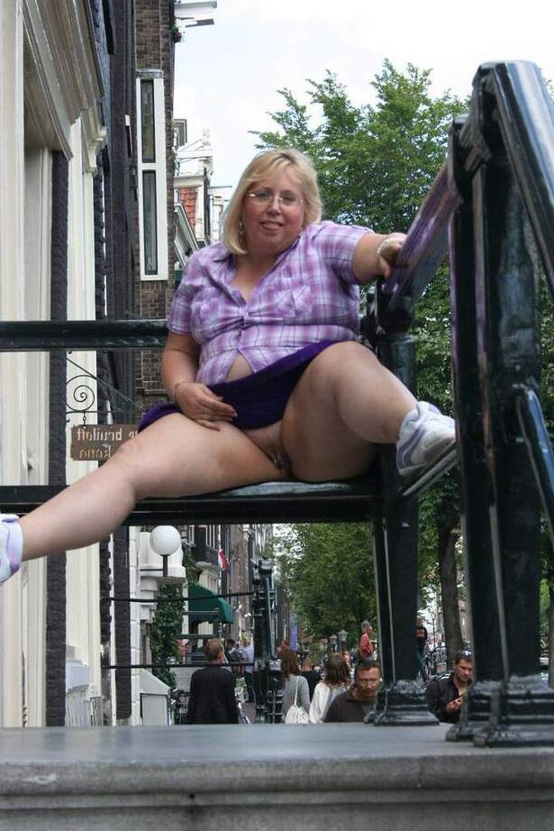 20P La gorda rubia británica Lexie Cummings se expone en público antes de masturbarse