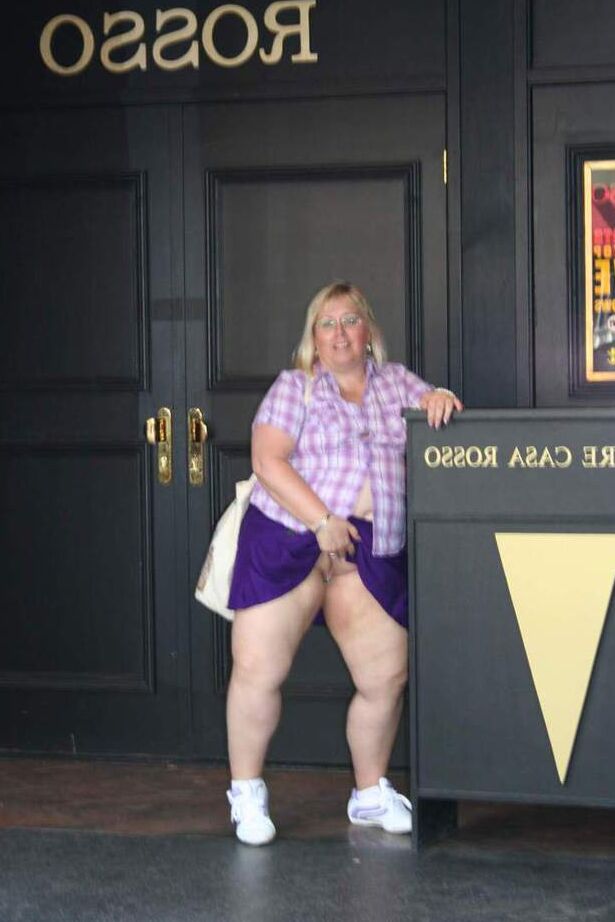 20P La gorda rubia británica Lexie Cummings se expone en público antes de masturbarse