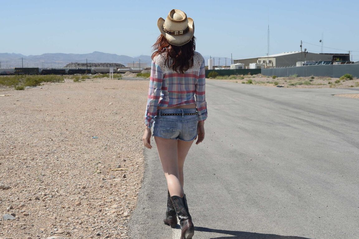 20P Cowgirl Ashley Graham descobre seios naturais perfeitos para se masturbar ao ar livre