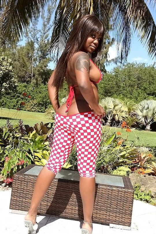 16P Ebony babe com pernas sexy Aries Crush está mostrando sua bunda perfeita na câmera