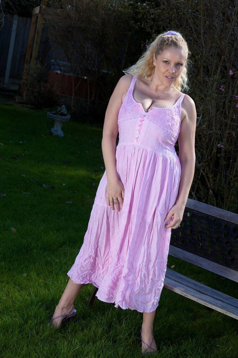 17P Curvy madura Teya descobre grandes seios naturais