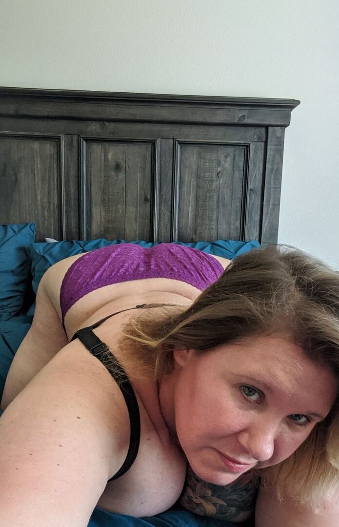 20P BBW mais velha Kris Ann tira fotos de seus peitos grandes durante a ação solo