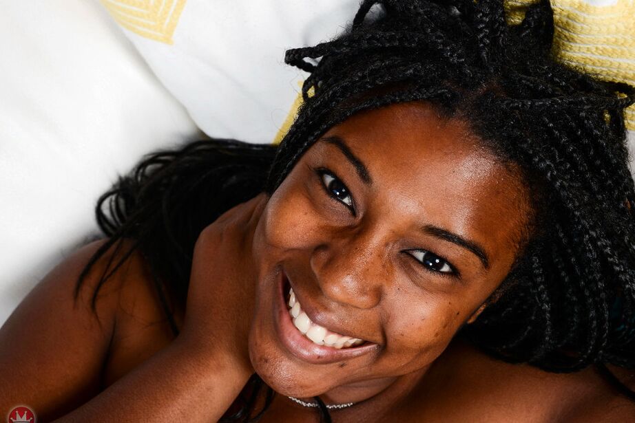 16P Ebony fofa com corpo de chocolate Janelle Taylor revela uma surpreendente boceta rosa