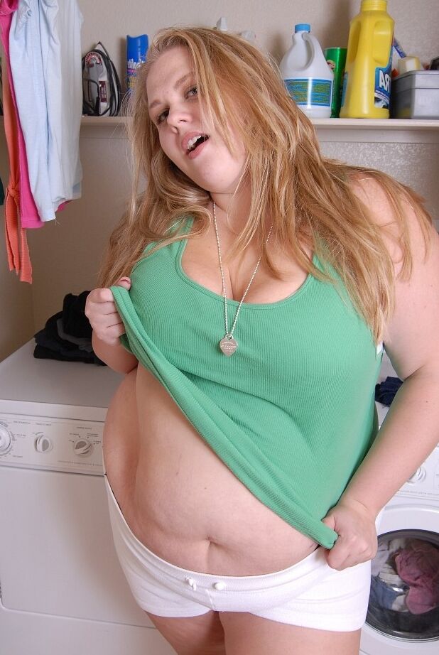 16P La hermosa Cristina muestra su gran culo gordo y sus tatuajes