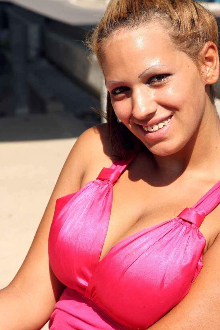 21P La joven cachonda Leila juega con sus grandes tetas naturales y se masturba en público