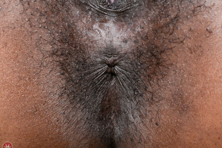 16P Mulher negra com cabelos loiros e peitos grandes abre seu pedaço depois de se despir