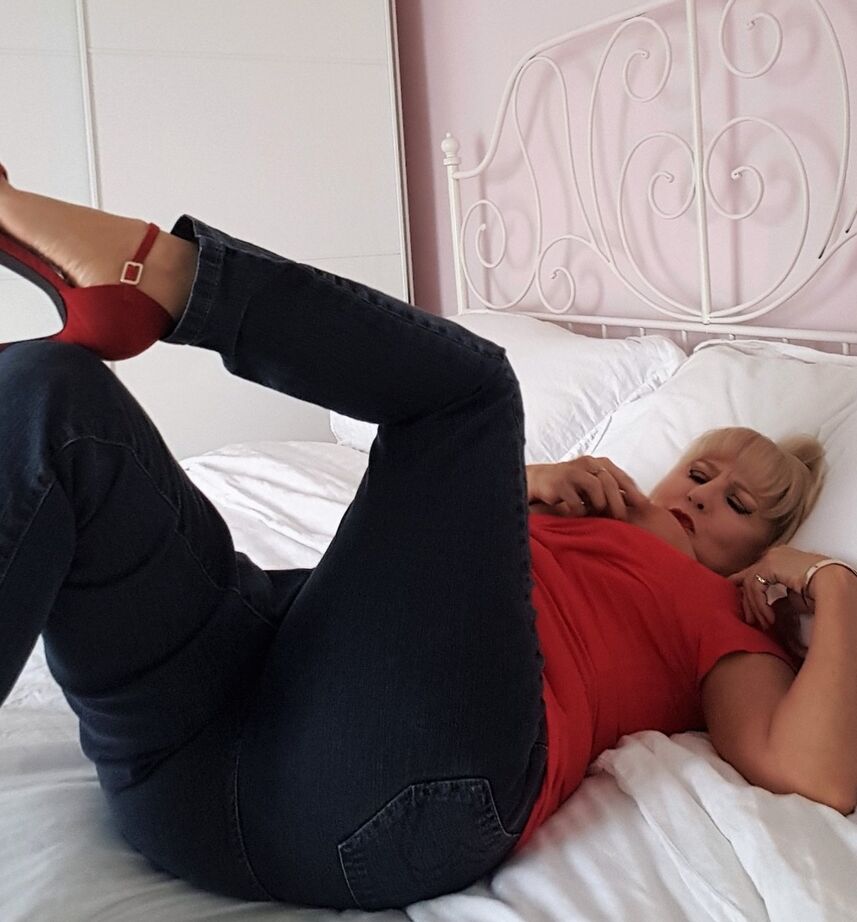 19P A mãe tesão Lorna Blu desembala seu novo brinquedo sexual e o amarra