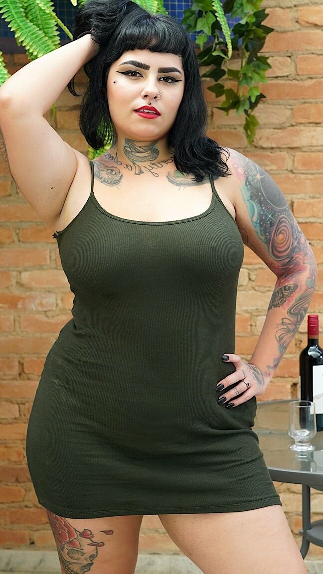 16P A garota com tinta Alana Kralissa mostra sua bunda grande antes do sexo com um vibrador de máquina