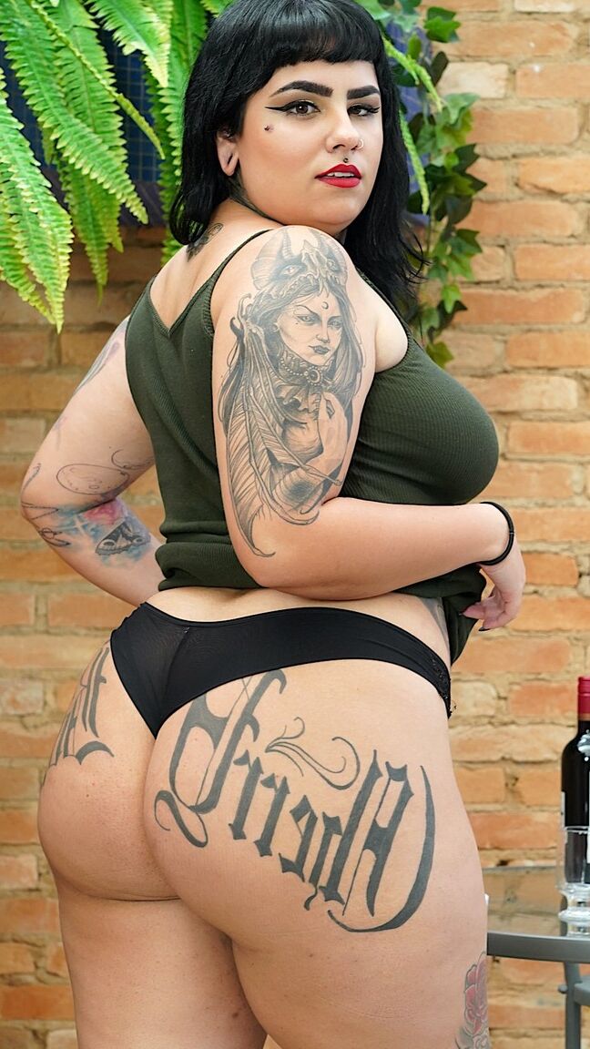 16P A garota com tinta Alana Kralissa mostra sua bunda grande antes do sexo com um vibrador de máquina