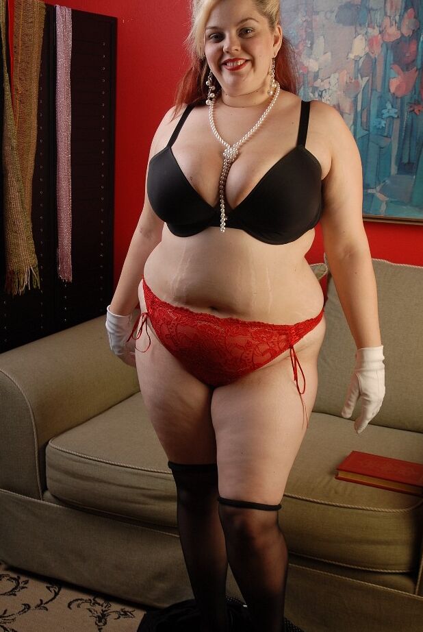 16P Milf rubia Bella demuestra su increíble culo y coño