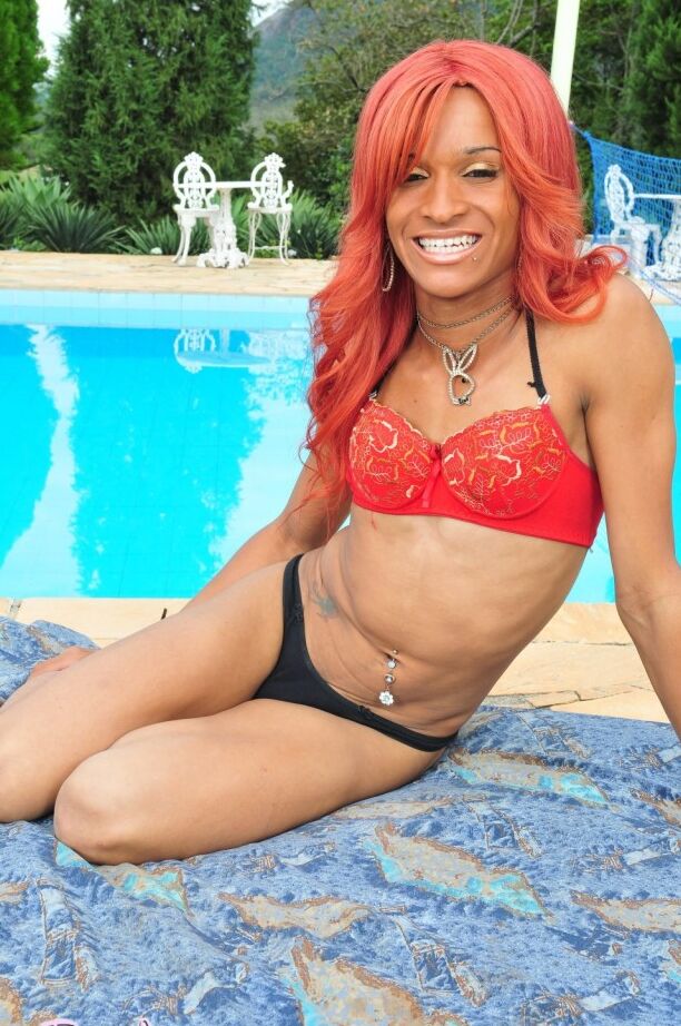 12P Tgirl exótica do Brasil fazendo strip-tease ao ar livre
