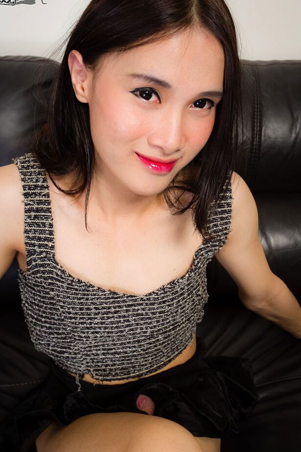 15P Pooh est une ladyboy extrêmement mignonne, sexy et passable à Bangkok.