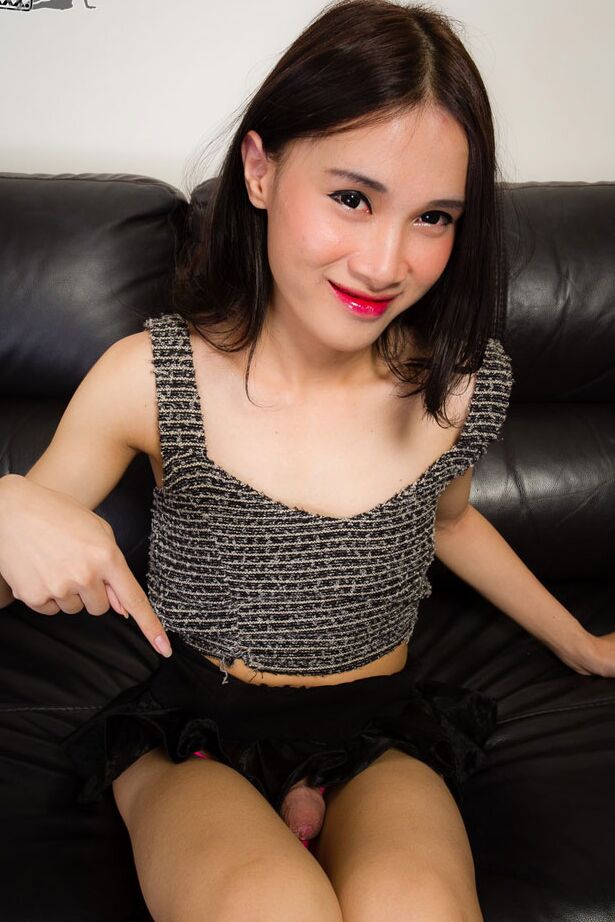 15P Pooh est une ladyboy extrêmement mignonne, sexy et passable à Bangkok.