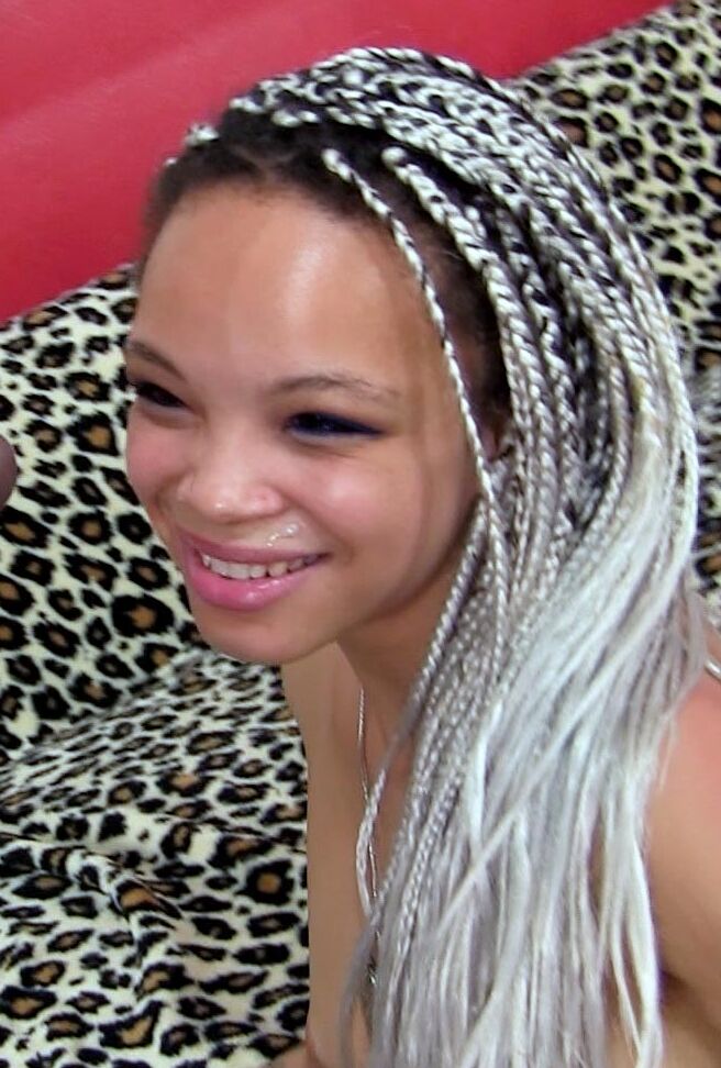 21P Sexy Teen mit Dreadlocks Ashley Luvbug wird von einem schwarzen Hengst gewürgt und gefickt