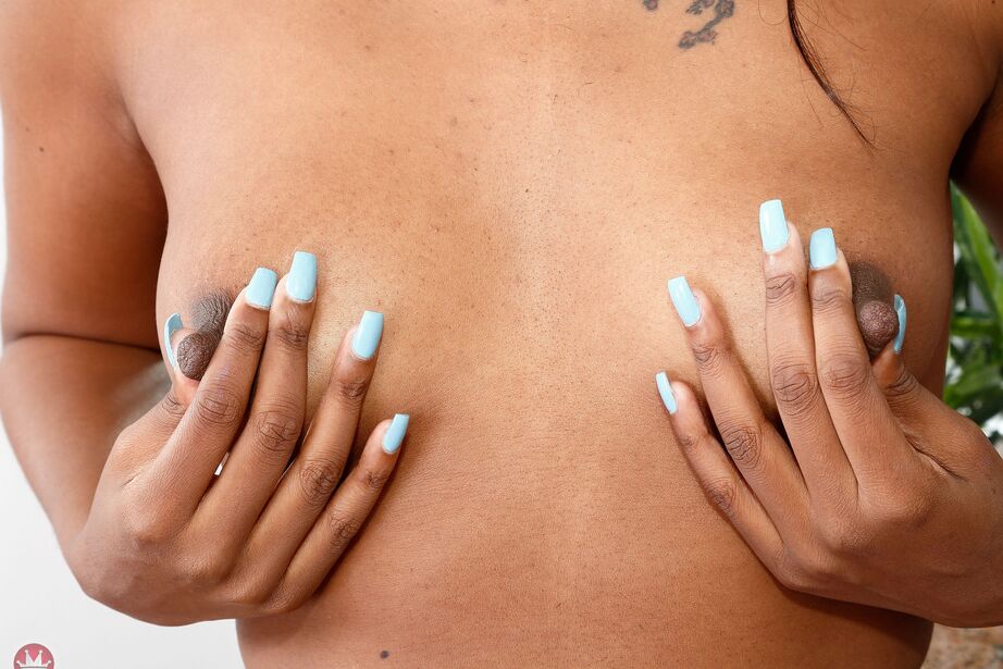 16P A amadora negra Yara Skye brinca com seus mamilos e vulva enquanto tira a roupa