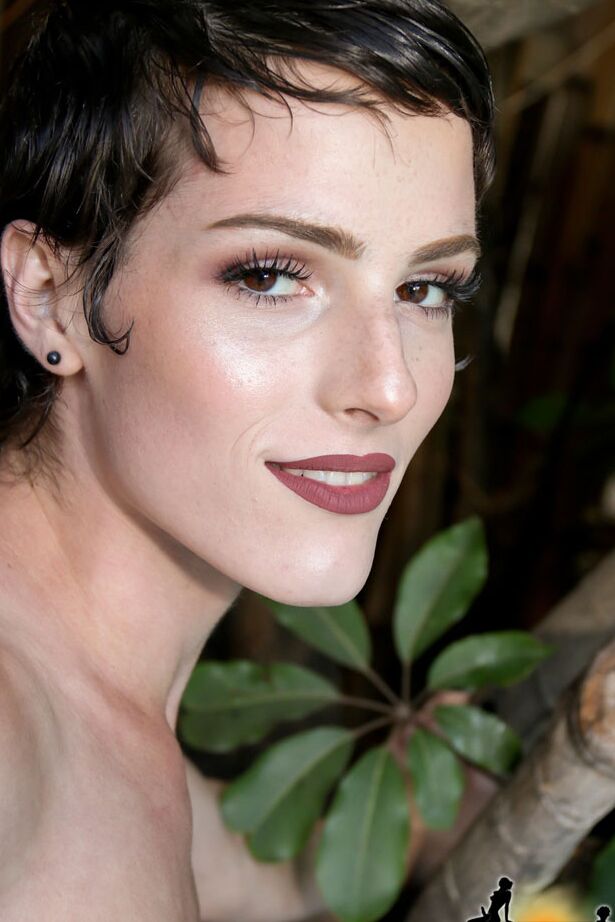 15P Carrie Emberlyn est une incroyable fille Grooby avec un beau visage, une superbe