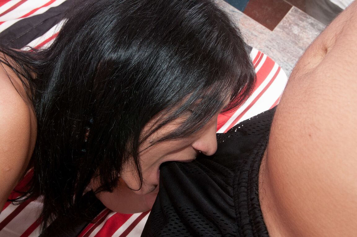 20P Travesti asiática de bunda grande Jéssica Ninfeta recebe gozada gostosa depois de foda anal