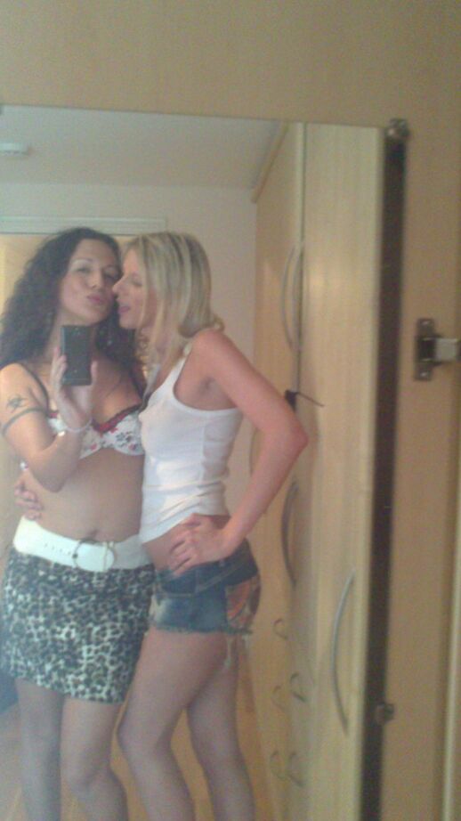 12P Nikki e Sammi Valentine em Norwich