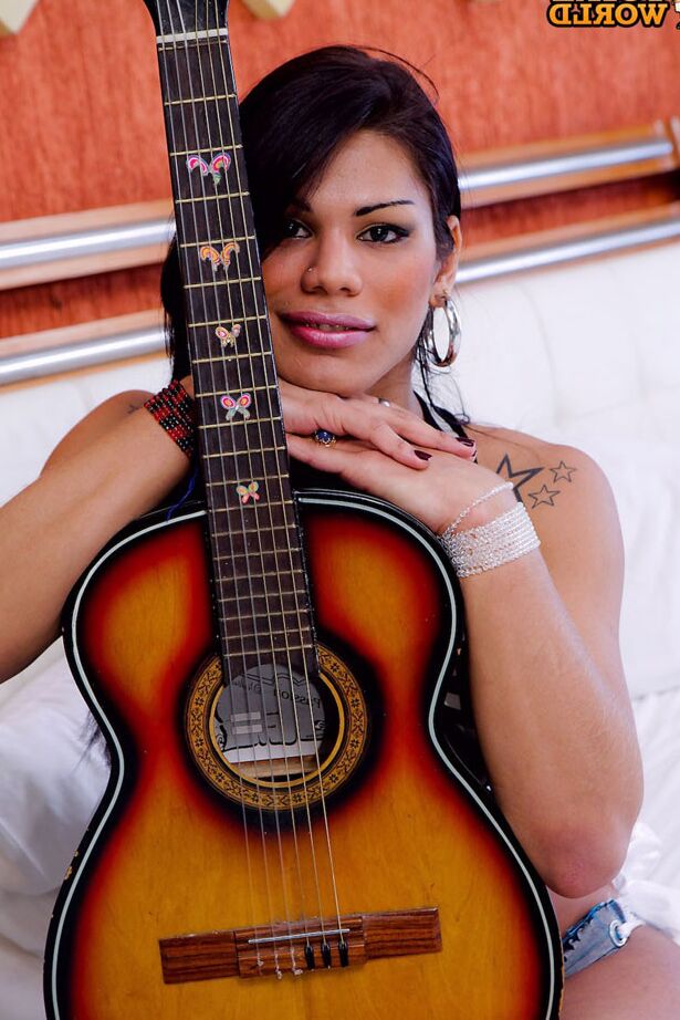 13P Sexy tgirl beleza com curvas impressionantes