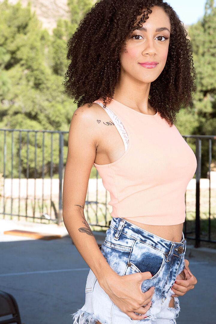 16P L'amatrice Ariana Aimes découvre ses gros seins naturels alors qu'elle se met à poil.