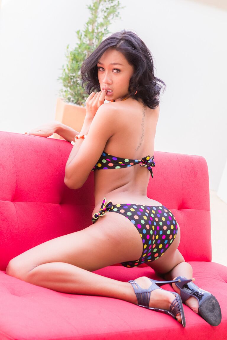 21P La linda transexual adolescente Ying en un bikini de puntos se desnuda y juega con su juguete