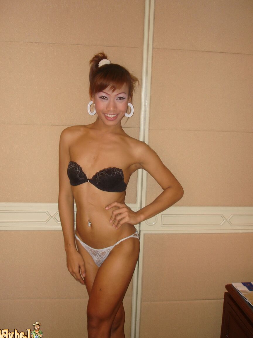 21P Die schlanke Transe Monika zieht ihre Kleidung aus und bläst auf einem Bett einen