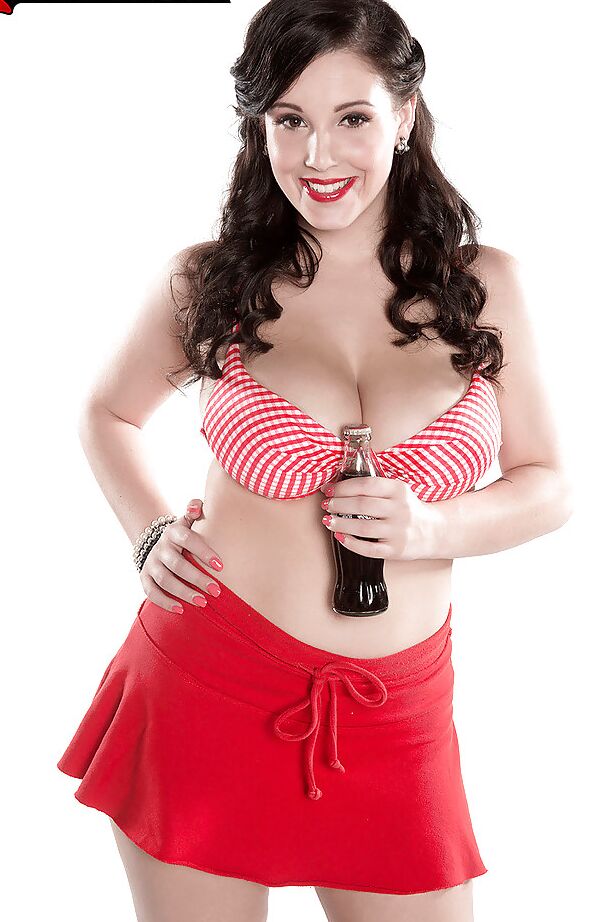 16P Chunky brunette chick Noelle Easton oiling hooters after freeing them from bra