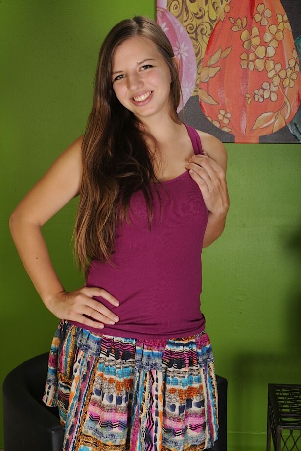 16P A linda garota adolescente Anne Marie tira as tiras para revelar peitos adolescentes perfeitos