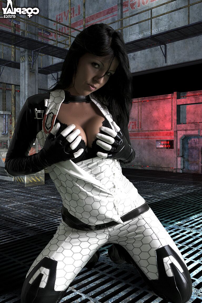 12P Cosplay Erótica Mira Mass Effect cosplay desnuda