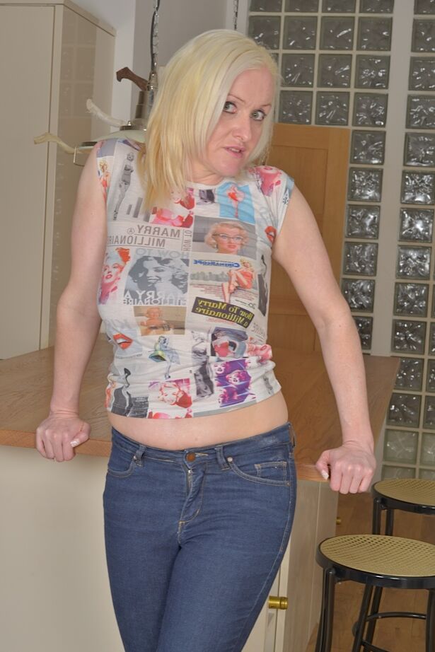 16P Topless mature blonde broad Jade Wilson playing with nipples
