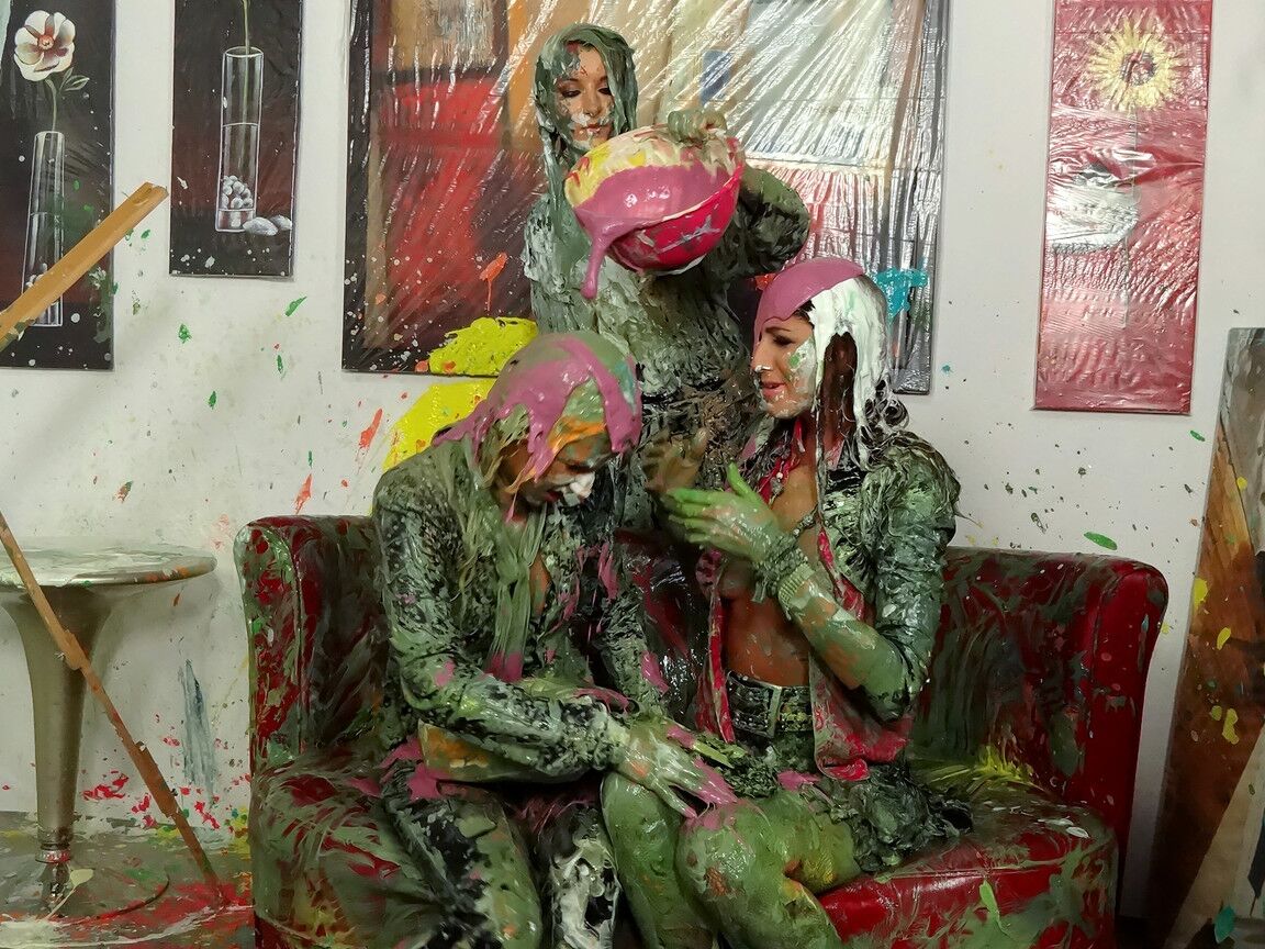 15P All Wam Hotties throwing wet paint
