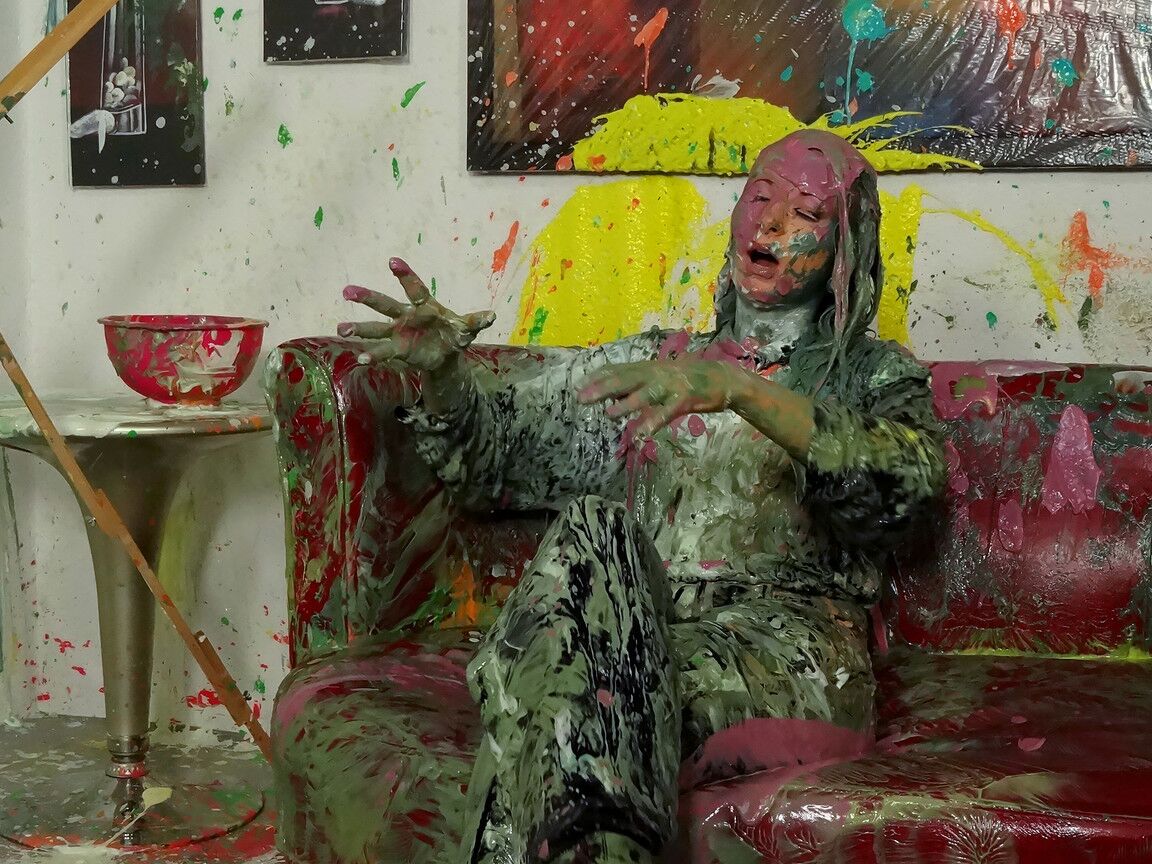 15P All Wam Hotties throwing wet paint