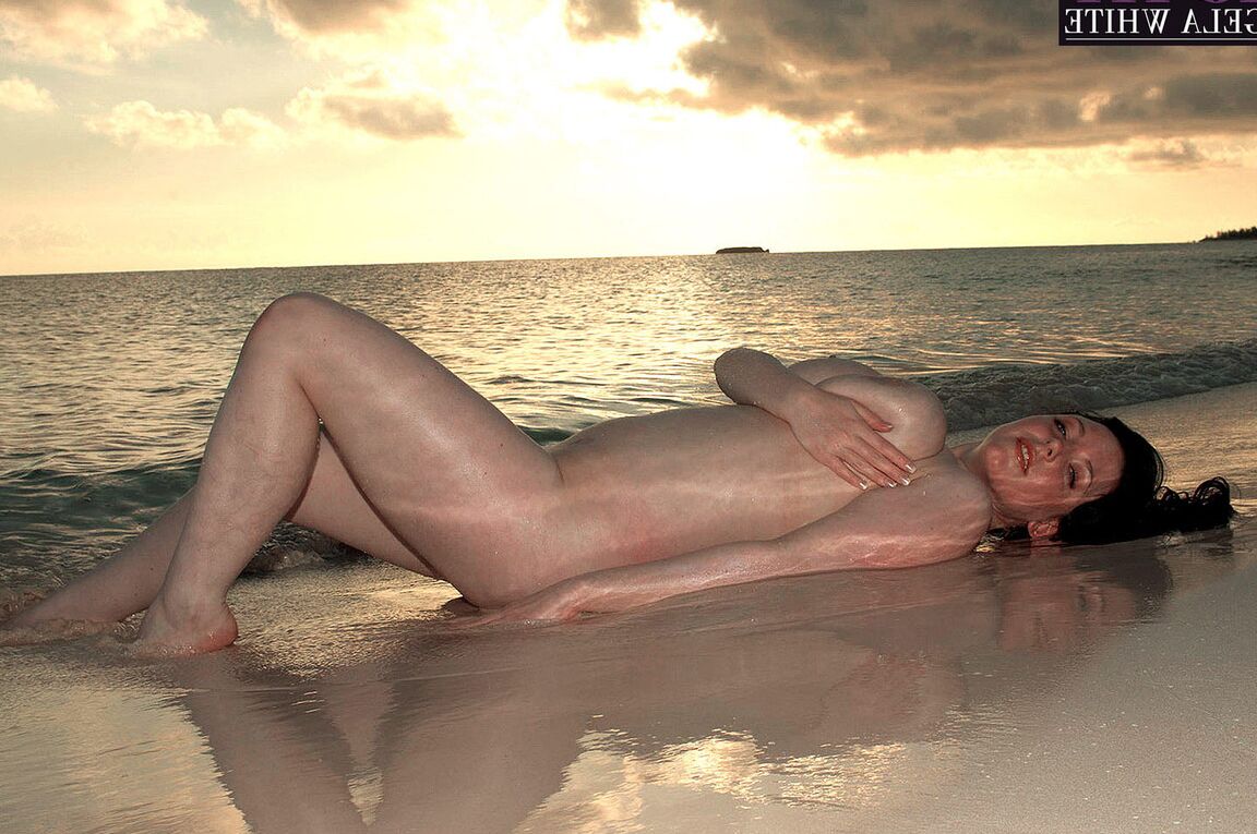 21P Une star du porno australienne aux gros seins se déshabille dans la mer et joue avec un jouet