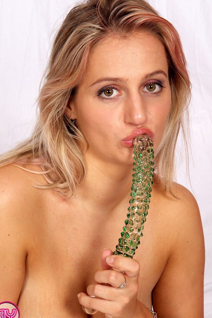 12P Blonder Teenager entfesselt seine riesigen Brüste, bevor er ihre Möse mit einem langen Dildo spielt