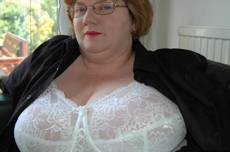 20P Fat amateur uncups her huge breasts as she steps inside to change clothes