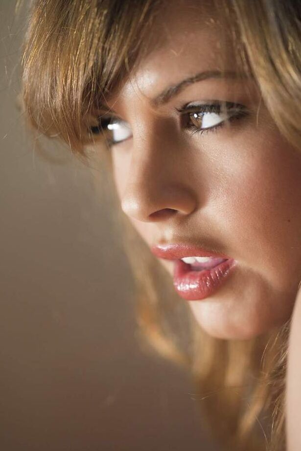12P Das sexy Solo-Girl Keisha Grey stellt ihre schönen Titten und ihren heißen Arsch auf dem Parkettboden zur Schau