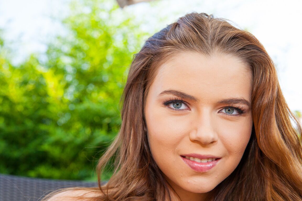15P Marina Visconti geht alleine und stimuliert ihre großen Titten