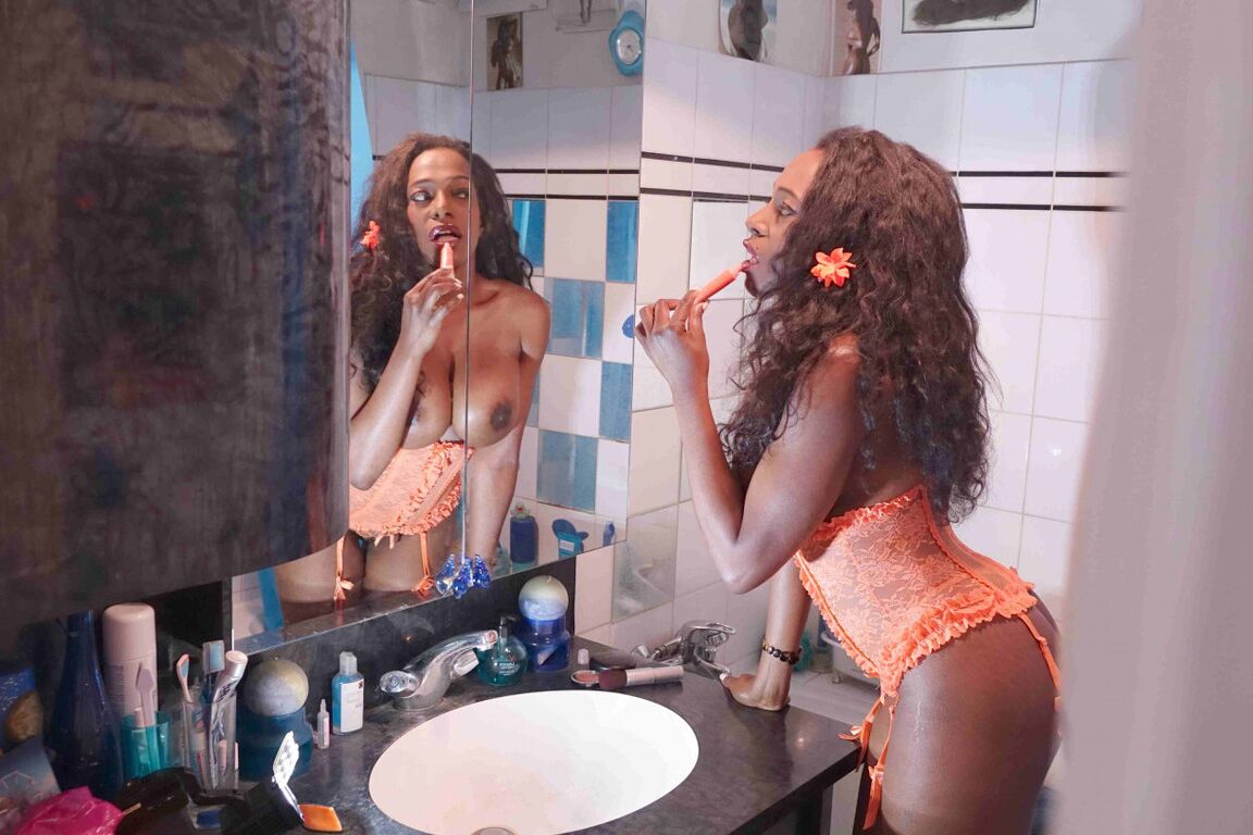 12P Garota negra tira lingerie sexy antes de cobrir seus peitos grandes e bunda com líquido