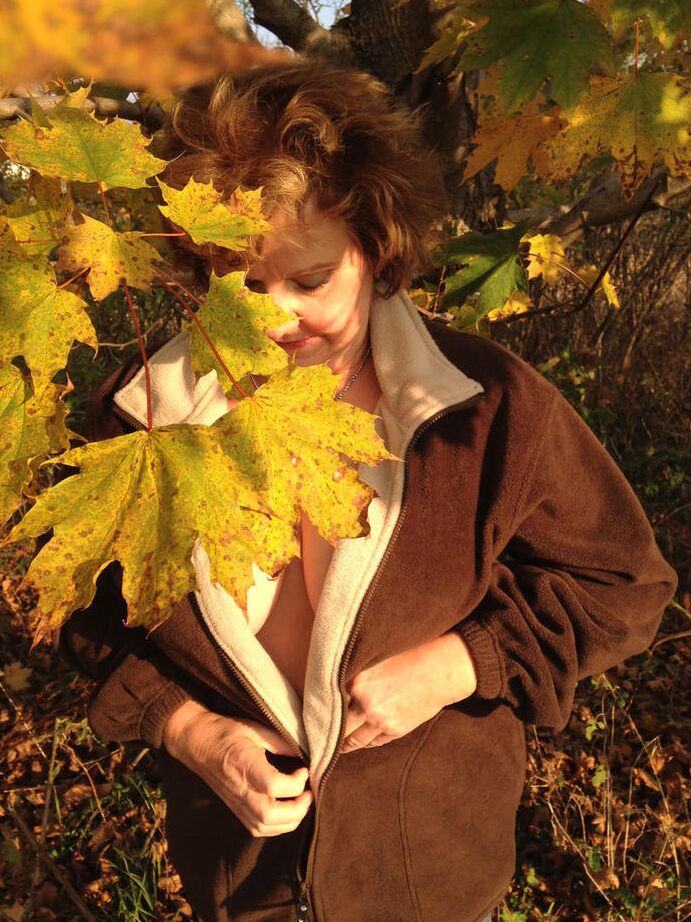 20P Busty Bliss, une femme plus âgée, expose ses gros seins naturels sous un arbre