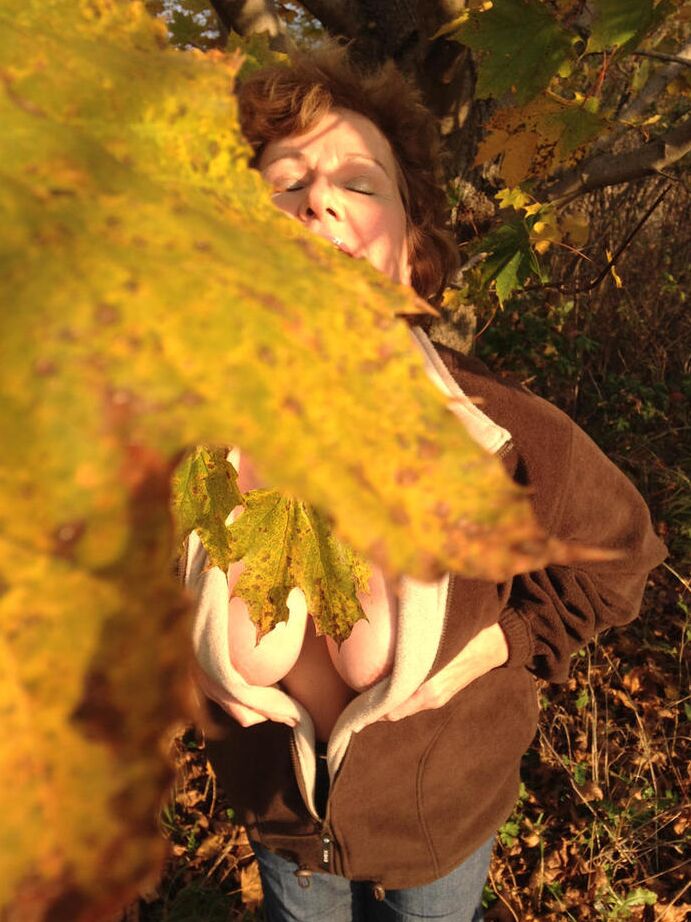 20P Busty Bliss, une femme plus âgée, expose ses gros seins naturels sous un arbre