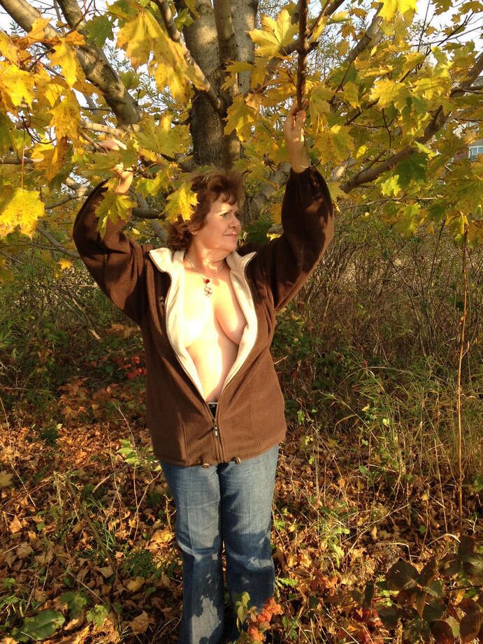 20P Busty Bliss, une femme plus âgée, expose ses gros seins naturels sous un arbre
