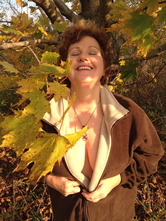 20P Busty Bliss, une femme plus âgée, expose ses gros seins naturels sous un arbre