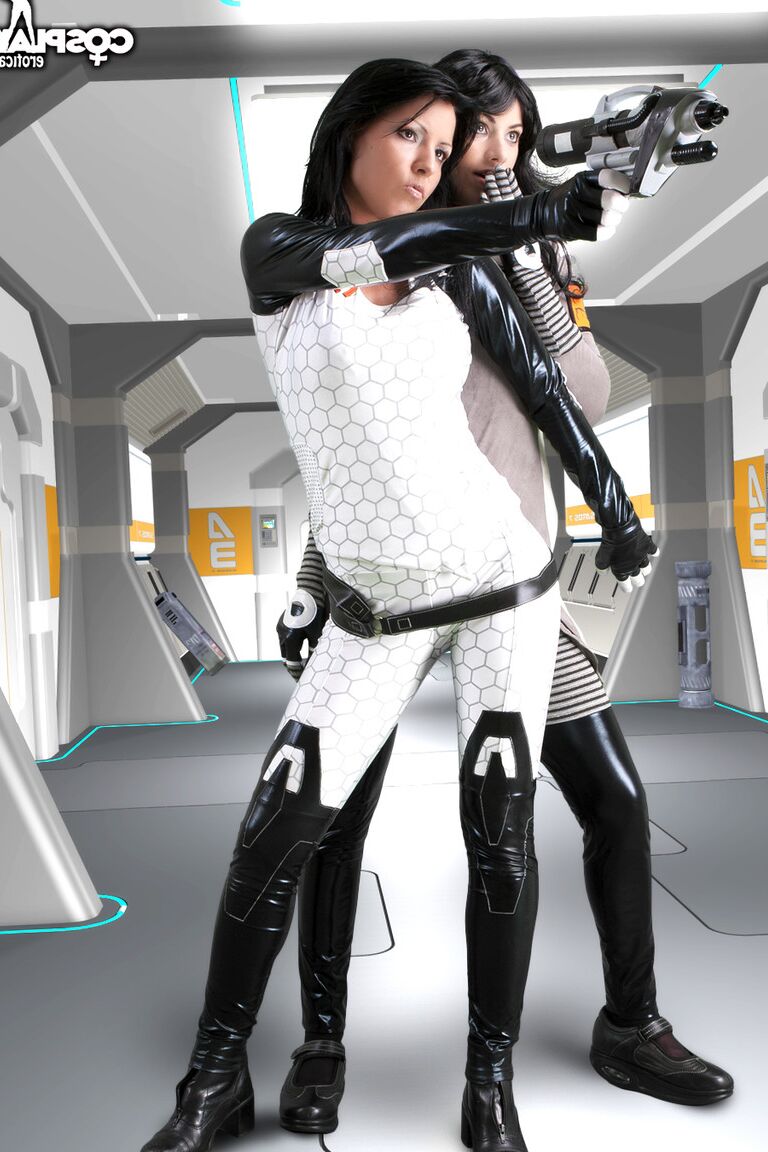 12P Alila, Mira cosplay desnuda de Mass Effect