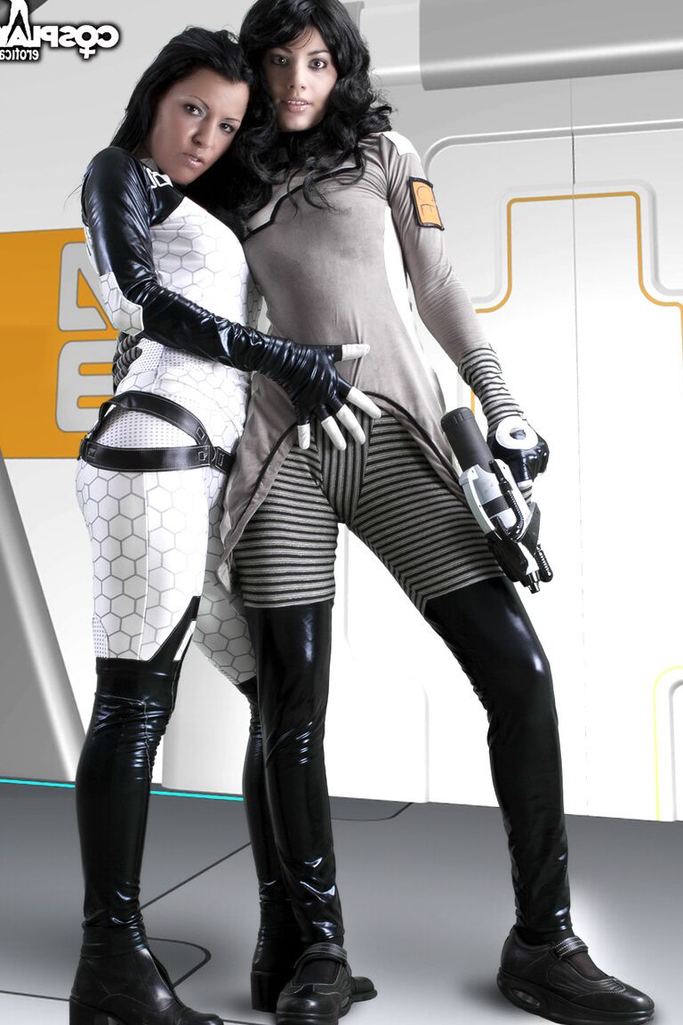 12P Alila, Mira cosplay desnuda de Mass Effect