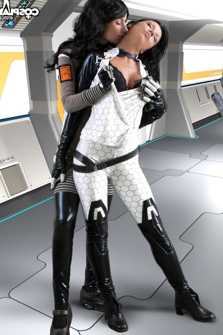 12P Alila, Mira cosplay desnuda de Mass Effect