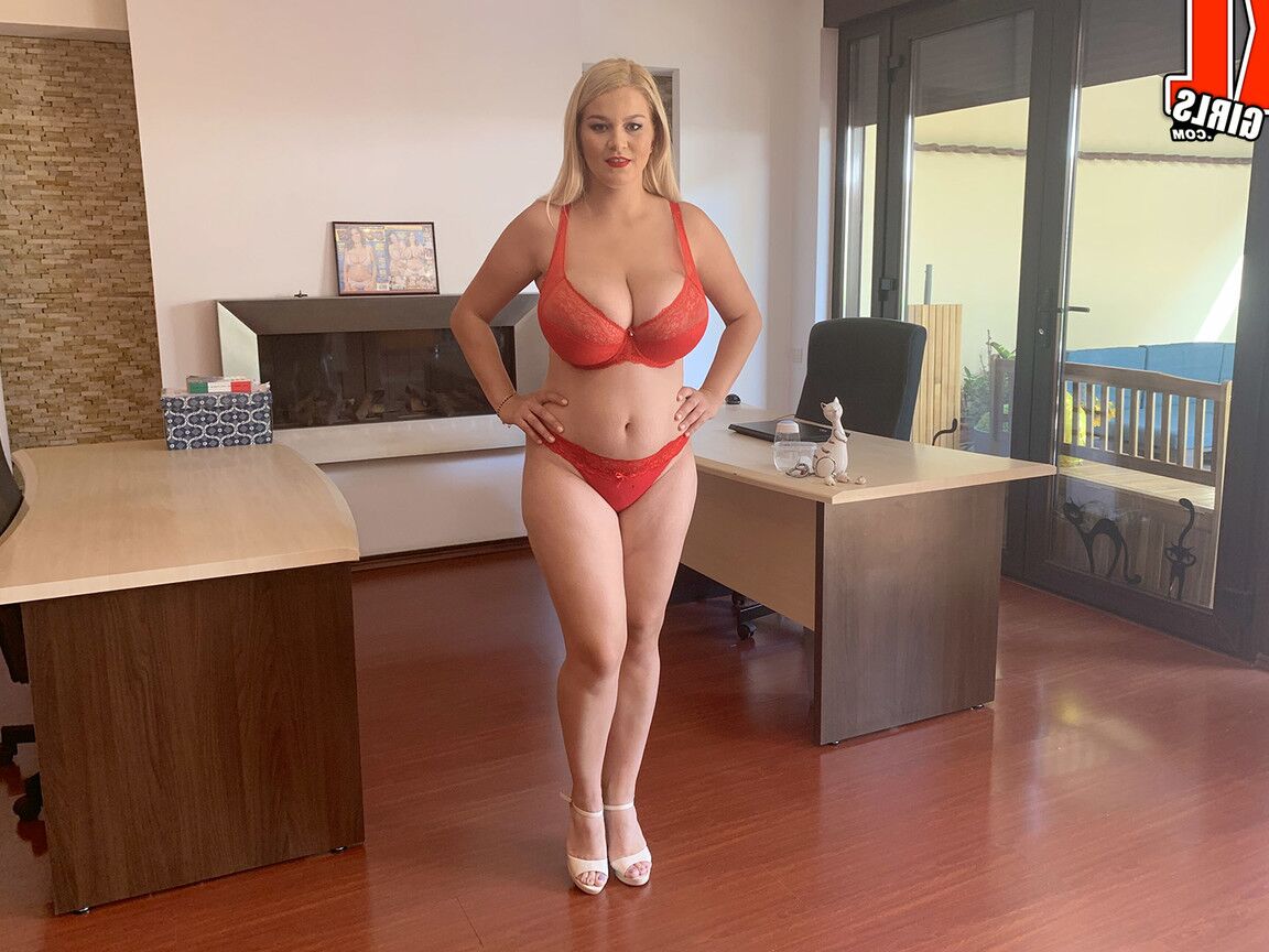 Die 16P natürliche Blondine Erin Star lässt ihre riesigen Titten aus einem BH frei