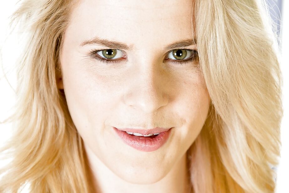 16P Linda vagabunda amadora com peitos grandes Catie Parker está mostrando sua buceta