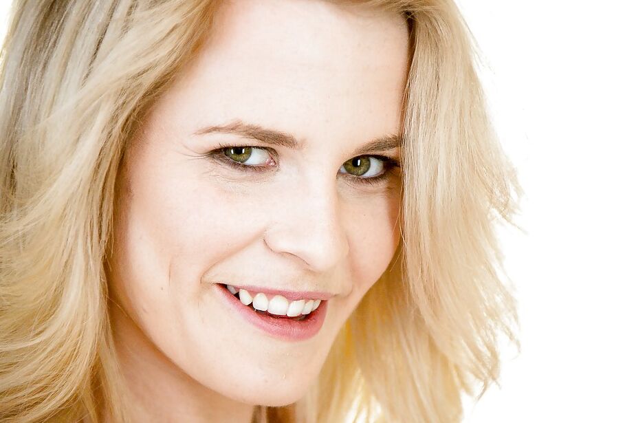 16P Linda vagabunda amadora com peitos grandes Catie Parker está mostrando sua buceta